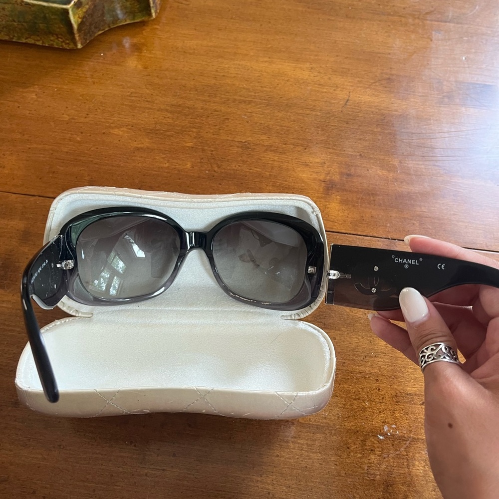 CHANEL Black Oversized Sunglasses - Picture 5 of 5
